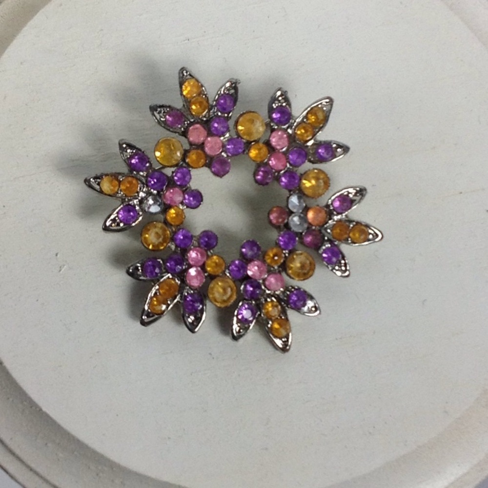 Beautiful flower Pin 🌸 - Picture 2 of 6